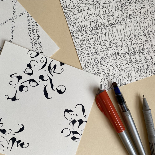 Kalligrafisches Spielen mit Schriften